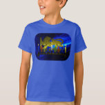 T-shirt Lion Menorah en laiton de Chanukkah<br><div class="desc">Reproduction numérique 3D d'un menorah en laiton,  sur le thème du lion,  fabriqué en Israël vers 1950,  sur un arrière - plan fractal bleu. Montré avec des bougies éclairées.</div>