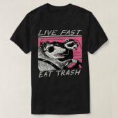 T-shirt Live Fast Eat Trash Funky Retro Raccoon Opossum (Design devant)