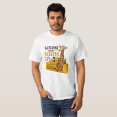 T-shirt Living The High Life Funny Giraffe Assis sur canap (Devant entier)