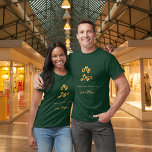 T-shirt logo de l'entreprise en or vert émeraude signature<br><div class="desc">T-shirt vert émeraude,  texte doré. Personnalisez et ajoutez le logo de votre entreprise,  un texte et un nom,  une signature (ou supprimez si vous ne le souhaitez pas)</div>