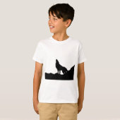T-shirt Loup solitaire debout sur une colline (Devant entier)