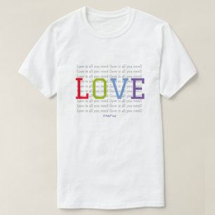 T-shirt LOVE (est tout ce dont vous avez besoin) - Une che