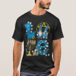 T-shirt LOVE Gnomes Hanoukka Décorations Chanukah<br><div class="desc">Un cadeau hanoukka amusant et le design de festival juif pour les juifs. Un design parfait pour fêter hanoukka ou Noël.</div>