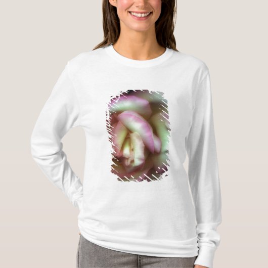 T-shirt <Love is a Rose> par Nathan Griffith (Devant)