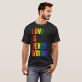 T-shirt Love Is Never Wrong (LGBT) -standard-scale-4_00x (Devant entier)