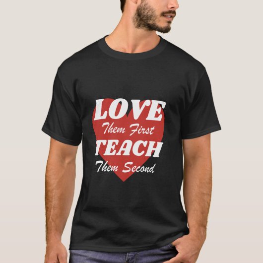 T-shirt Love Them First Teach Them Second fait un excellen (Devant)