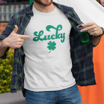 T-shirt Lucky | Retro St Patrick's Day<br><div class="desc">Partagez la chance de l'Irlandais avec notre débardeur de la fête de la Saint Patrick d'inspiration vintage cool. Le design est "chanceux" dans la typographie de script de bulle rétro vert émeraude et une illustration de trèfle à quatre feuilles avec un effet vintage en détresse.</div>