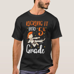 T-shirt lui donnant des coups de pied fille de 5e année de