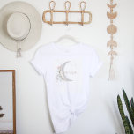 T-shirt Lune | Boho Hippie Mama<br><div class="desc">Ce t-shirt de maman présente une lune bohème florale et une police manuscrite mignonne. Cette chemise est parfaite pour annoncer que vous attendez ou donnez en cadeau à la meilleure maman de votre vie. Il n’y a pas plus Boho Chic que ce "Stay Wild Moon Child Baby shower". Doté d'éléments...</div>
