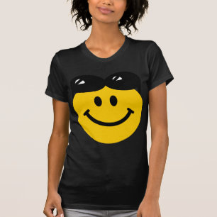 T-shirt Lunettes de soleil étées perché sur le visage