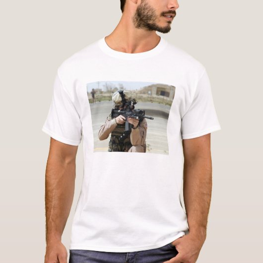 T-shirt L'US Air Force Airman assure la sécurité (Devant)