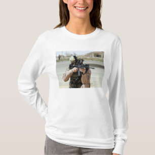 T-shirt L'US Air Force Airman assure la sécurité