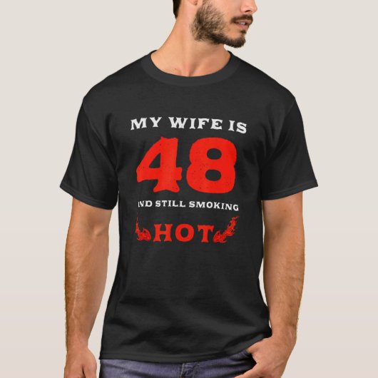 T-shirt Ma Femme Est Âgée De 48 Ans Toujours Fumant Chaud (Devant)