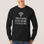T-shirt Magic In The Air Est Wifi<br><div class="desc">Des techniciens sans fil,  des ingénieurs réseau nerd et des geeks informatiques plaisantent qu’il y a du mage dans l’air et qu’on appelle le wifi. Découvrez ce drôle de design personnalisé sur tee - shirts,  chemises,  tasses,  coques,  cadeaux et vêtements.</div>