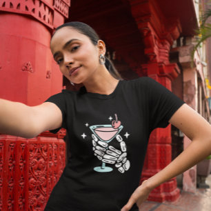 T-shirt Mains de squelette tenant un cocktail Halloween