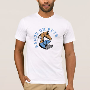T-shirt mains sur les animaux de compagnie