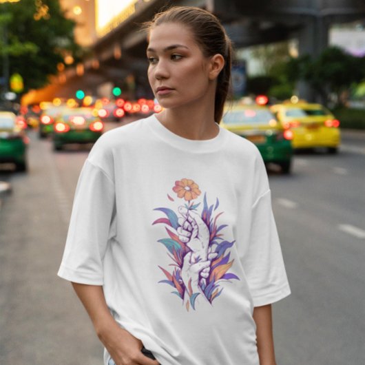 T-shirt Mains Tenant Une Fleur