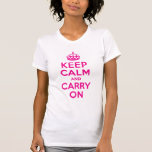 T-shirt Maintenez calme et continuez le meilleur prix de<br><div class="desc">En 1939, la guerre avec l'Allemagne a apparu indistinctement, et le gouvernement britannique a voulu raidir la résolution publique et amplifier le moral. Un fonctionnaire inconnu au ministère de l'information a produit une affiche simple mais puissante : Gardez le calme et continuez. Cinq mots et la couronne du Roi George...</div>
