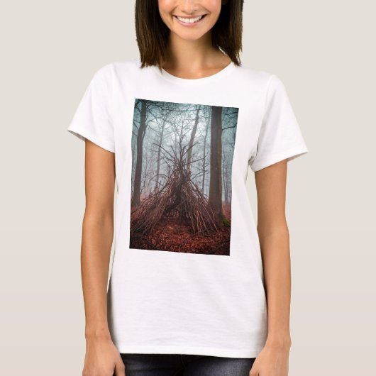 T-shirt Maison de sorcière dans la forêt avec brouillard (Devant)