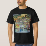 T-shirt Malcesine sur le lac de Garde Par Gustav Klimt<br><div class="desc">Malcesine on Lake Garda (1913) de Gustav Klimt est une peinture vintage de l'époque victorienne représentant des oeuvres d'art Art nouveau. Une belle vue sur la ville italienne de Malcesine avec des bâtiments et des maisons en bordure du port. Les maisons et les bateaux jettent un reflet dans l'eau calme....</div>