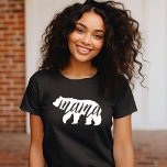 T-shirt Mama Bear<br><div class="desc">Vêtements imprimés sur mesure avec graphisme tendance Mama Bear. Visitez notre magasin pour trouver le design correspondant à Baby Bear. Cliquez sur Customiser pour personnaliser le design avec vos propres textes et images. Choisissez parmi une large gamme de styles et de couleurs de chemise.</div>