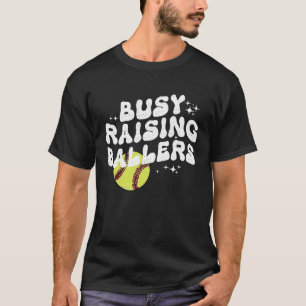 T-shirt Maman cheer de softball groovy qui élève des balle