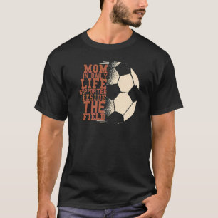 T-shirt Maman Dans La Vie Quotidienne Soutient Le Football