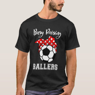 T-shirt Maman de footballeurs drôle occupée à élever des c