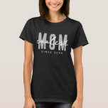 T-shirt Maman la plus cool depuis 20XX Moderne Simple Prep<br><div class="desc">Ce design simple et moderne est composé de la typographie de san serif.</div>