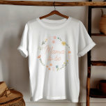 T-shirt Maman sera un Fleur sauvage élégant<br><div class="desc">Cette élégante maman en t-shirt présente une belle illustration fleur sauvage botanique,  avec marguerites,  tournesols et autres plantes. Le design rose et élégant parfait pour votre baby shower fleuri.</div>