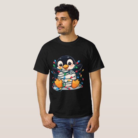 T-shirt Manchot dans les lumières de Noël – Conception amu (Devant entier)