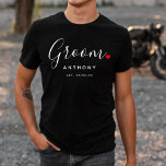 T-shirt Mariage de chambre élégant<br><div class="desc">Le cadeau parfait pour n'importe quel marié, le design amusant et moderne dispose d'un script de typographie élégant "Groom" avec mignon petit coeur d'amour rouge arrêts complets. Le design est facile à personnaliser avec votre nom et date de mariage établie et sera le gardien parfait de votre journée spéciale.</div>