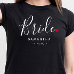 T-shirt Mariage de mariée élégant<br><div class="desc">Le cadeau parfait pour toute mariée,  le design amusant et moderne dispose d'un script de typographie élégant "Bride" avec de mignons petits coeur d'amour rouge arrêts complets. Le design est facile à personnaliser avec votre nom et date de mariage établie et sera le gardien parfait de votre journée spéciale.</div>