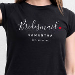 T-shirt Mariage élégant de Bridesmaid<br><div class="desc">Le cadeau parfait pour toute femme de chambre, le design amusant et moderne dispose d'un script de typographie "Bridesmaid" avec de mignons petits coeur d'amour rouge arrêts complets. Le design est facile à personnaliser avec un nom et une date de mariage établie et sera le gardien parfait de votre journée...</div>