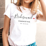 T-shirt Mariage élégant de Bridesmaid<br><div class="desc">Le cadeau parfait pour toute femme de chambre, le design amusant et moderne dispose d'un script de typographie "Bridesmaid" avec de mignons petits coeur d'amour rouge arrêts complets. Le design est facile à personnaliser avec un nom et une date de mariage établie et sera le gardien parfait de votre journée...</div>