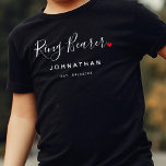 T-shirt Mariage élégant du porteur de bague<br><div class="desc">Le cadeau parfait pour n'importe quel porteur de bague, le design amusant et moderne dispose d'un script de typographie élégant "Ring Bearer" avec mignon petit coeur d'amour rouge arrêts complets. Le design est facile à personnaliser avec un nom et une date de mariage établie et sera le gardien parfait de...</div>