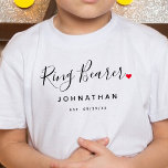 T-shirt Mariage élégant du porteur de bague<br><div class="desc">Le cadeau parfait pour n'importe quel porteur de bague, le design amusant et moderne dispose d'un script de typographie élégant "Ring Bearer" avec mignon petit coeur d'amour rouge arrêts complets. Le design est facile à personnaliser avec un nom et une date de mariage établie et sera le gardien parfait de...</div>