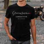 T-shirt Mariage Groomsman élégant<br><div class="desc">Le cadeau parfait pour n'importe quel groomsman,  le design amusant et moderne dispose d'un script de typographie "Groomsman" avec un petit coeur d'amour rouge mignon s'arrête. Le design est facile à personnaliser avec un nom et une date de mariage établie et sera le gardien parfait de votre journée spéciale.</div>