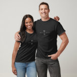 T-shirt Mariage Monogramme Élégant minimaliste élégant noi<br><div class="desc">Un design minimaliste de mariage monogramme avec une élégante typographie en blanc sur un arrière - plan noir. Le texte peut facilement être personnalisé pour votre journée spéciale!</div>