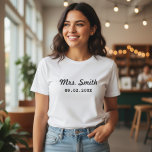 T-shirt Mariage nuptial personnalisé<br><div class="desc">Un grand cadeau pour la lune de miel d'une mariée,  la douche nuptiale ou la fête de la bachelorette !</div>