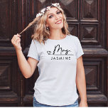 T-shirt Mariage personnalisé Mme Script<br><div class="desc">Mme Black Modern Script Personnalisé Mariage Monogramme T-shirt</div>