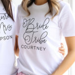 T-shirt Mariage Tribe Noir Script moderne Custom Wedding<br><div class="desc">Scénario de calligraphie noire chic et moderne "Tribe de mariée" tee - shirt mariage femme dispose d'un texte personnalisé qui peut être personnalisé pour votre équipe de mariée. Parfait pour vos demoiselles d'honneur à porter à la bachelorette et au week-end mariage !</div>