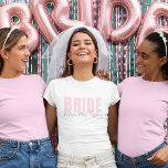 T-shirt mariée | Futur personnalisé Nom<br><div class="desc">Cette T-shirt mariée moderne et personnalisée est la tenue idéale pour toute future mariée ! Avec le texte "BRIDE" rose pâle doux associé à l'élégante manuscrite "future Mme. [Votre nom]" ci-dessous, ce tee est idéal pour les douches nuptiales, les fêtes de bachelorette, la préparation mariage et les voyages de noces....</div>