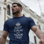 T-shirt Marine Bleu et Blanc Gardez le calme et votre text<br><div class="desc">Créez votre propre design de texte "Conserver le calme et votre texte" avec une couronne blanche. Un tee bleu marine et blanc foncé pour vous. С о з а с</div>