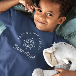 T-shirt Marine des Jours de neige contemporaine minimalist<br><div class="desc">Découvrez la magie ❄️ des journées enneigées avec cette chemise minimaliste, votre compagnon douillet pour des aventures d'hiver ! Déchirez les imprimés volumineux et laissez les doux flocons inspirer votre style. Imaginez une délicate icône de flocon de neige dansant avec élégance, en chuchotant "Laissez le plaisir commencer!" dans les tons...</div>