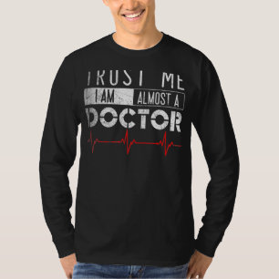 T-shirt Me fait confiance Je suis presque un docteur étudi