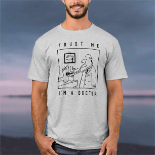 T-shirt Médecin avec stéthoscope vérifiant les pieds