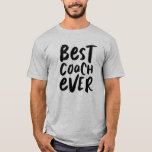 T-shirt Meilleur entraîneur jamais moderne noir blanc<br><div class="desc">Célébrez le meilleur entraîneur de tous les temps ! Ce design élégant et branché comprend des lettres modernes "meilleur entraîneur jamais" sur le devant et des détails personnalisés sur le dos, y compris le nom de l'entraîneur et toutes les statistiques de victoire pour votre équipe. Parfait pour chaque sport, chaque...</div>