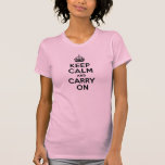 T-shirt Meilleur Prix Conserver Le Calme Et Continuer Sur<br><div class="desc">En 1939, la guerre avec l'Allemagne menaçait et le gouvernement britannique voulait renforcer la détermination de l'opinion publique et remonter le moral. Un fonctionnaire inconnu du Ministère de l'Information a produit une affiche simple mais puissante : Keep Calm and Carry On. Cinq mots et la couronne du roi George VI...</div>