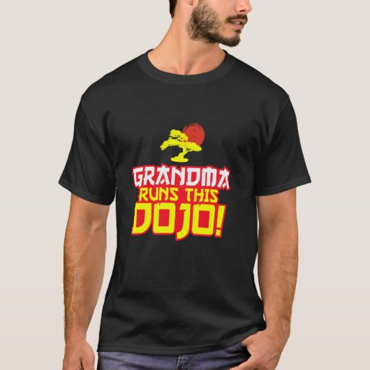 T-shirt Mémé Dirige Ce Dojo, Mémé De Karaté Drôle (Devant)